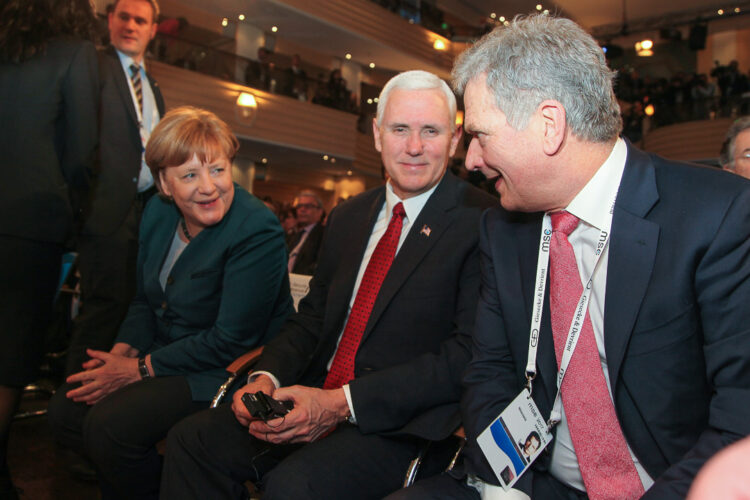  Saksan liittokansleri Angela Merkel, Yhdysvaltain varapresidentti Mike Pence ja presidentti Sauli Niinistö ennen lauantain sessioiden alkua 18.helmikuuta 2017. Kuva: Katri Makkonen/Tasavallan presidentin kanslia 