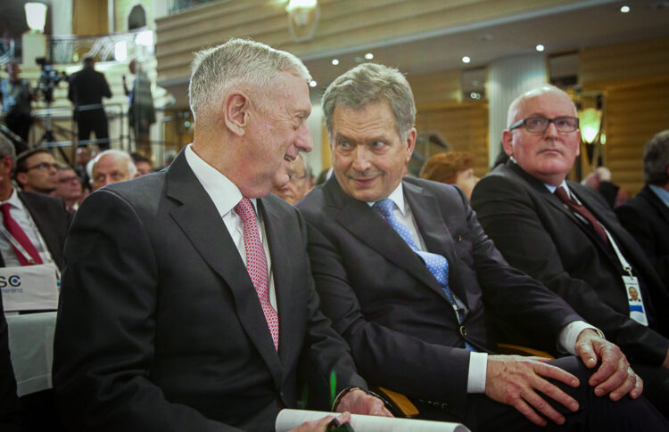  Presidentti Sauli Niinistö ja Yhdysvaltain puolustusministeri James Mattis keskustelevat Münchenin turvallisuuskonferenssissa 17.2.2017. Kuva: Katri Makkonen/Tasavallan presidentin kanslia 