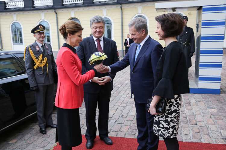 Presidentti Niinistö ojensi rouva Poroshenkolle kukat Presidentinlinnan pihalla. Kuva: Juhani Kandell/Tasavallan presidentin kanslia