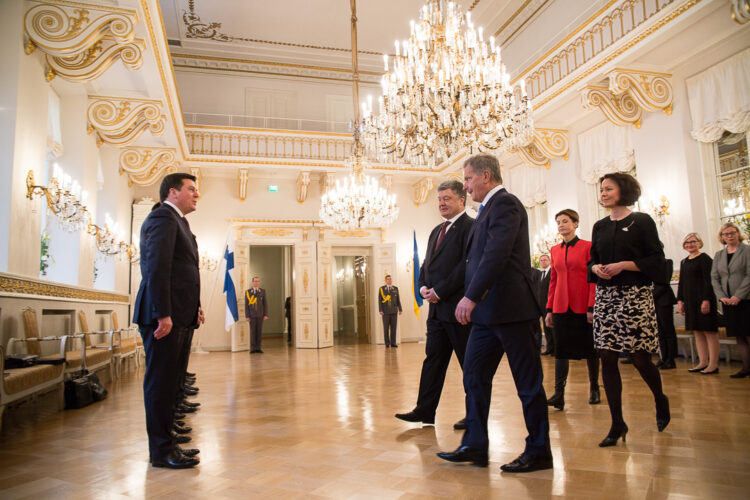 Presidentti Niinistö tervehtii Ukrainan delegaation. Kuva: Matti Porre/Tasavallan presidentin kanslia