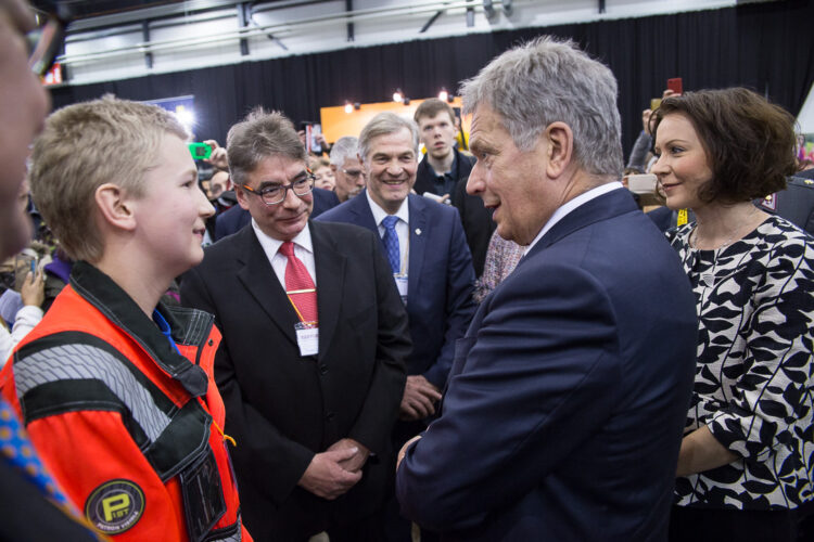 Pirkanmaan-vierailu alkoi Tampereelta, jossa presidenttipari tutustui Rekrytorin  messuosastoihin. 15-vuotias yrittäjä Leevi Lamminsivu esitteli presidenttiparille kiinteistöhuoltoalaa Rekrytorilla. Kuva: Matti Porre/Tasavallan presidentin kanslia