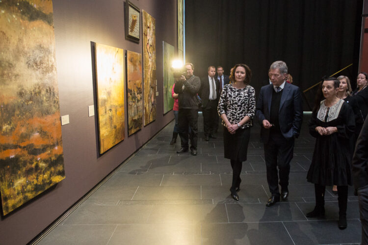 Serlachius-museo Göstassa oli esillä  Marita Liulian Kultakausi-näyttely. Taiteilja Liulia (oik.) esitteli presidenttiparille Suomen luontoa käsitteleviä teoksiaan sekä muotokuvia uus- ja kantasuomalaisista. Kuva: Matti Porre/Tasavallan presidentin kanslia