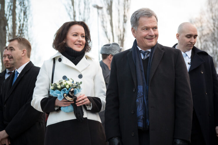 Mäntän torilla presidentti Niinistö ja rouva Haukio tapasivat kansalaisia. Kuva: Matti Porre/Tasavallan presidentin kanslia