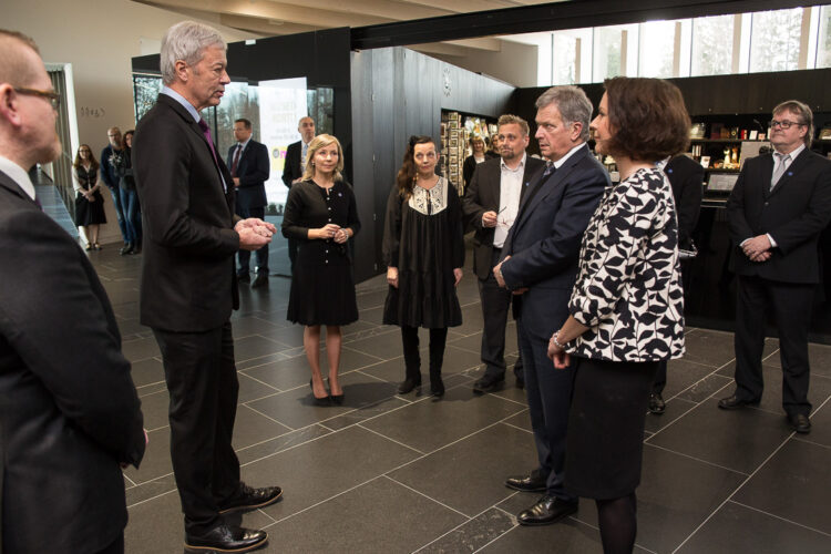 Tampereelta presidenttiparin Pirkanmaan-vierailu jatkui Mänttä-Vilppulaan  Serlachius-museo Göstaaan. Kuvassa Gösta Serlachiuksen taidesäätiön hallituksen puheenjohtaja Henrik de la Chapelle kertoo museosta. Kuva: Matti Porre/Tasavallan presidentin kanslia