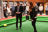  Hollolan nuorisovaltuustoa tapaamassa. Snooker-jalkapallossa ei maaleja juuri syntynyt, mutta keskustelua kylläkin. Kuva: Katri Makkonen/Tasavallan presidentin kanslia 