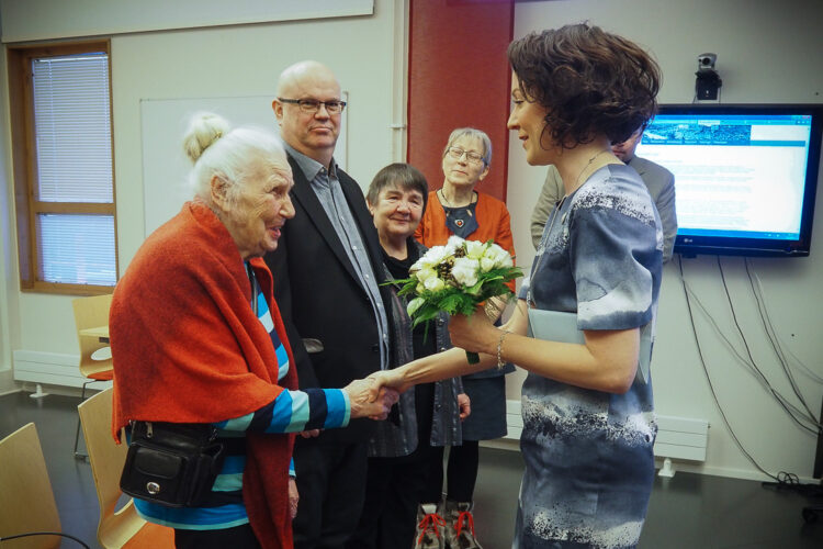  Mrs Jenni Haukio greeted the 100-year-old Hilda Kukkola at the main library in Inari. Kukkola was the oldest person interviewed for the Tarinoiden Inari (Tales of Inari) audio archive. The archive, of which Mrs Haukio is the patron, includes thousands of stories by locals and is freely available online. Photo: Katja Keckman/Office of the President of the Republic of Finland
