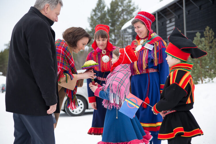  Upon Mrs Jenni Haukio’s arrival at the Sámi Museum and Nature Centre Siida, Maia Risten Aikio and Eetu Kantola presented her with a bouquet. Photo: Matti Porre/Office of the President of the Republic of Finland
