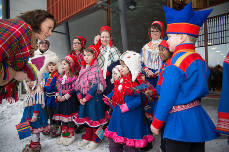  Mrs Haukio greets children who have come to meet her in the yard of Siida. Photo: Matti Porre/Office of the President of the Republic of Finland

