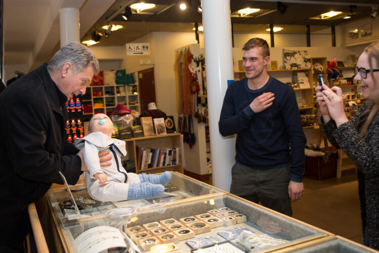  Robert, 8 months, and his parents greet the President. Photo: Matti Porre/Office of the President of the Republic of Finland
