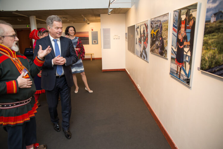  Nils-Henrik Valkeapää, styrelseordförande vid stiftelsen Saamelaismuseosäätiö, presenterar i Siida en fotoutställning om byn Raittijärvi. Bild: Matti Porre/Republikens presidents kansli
