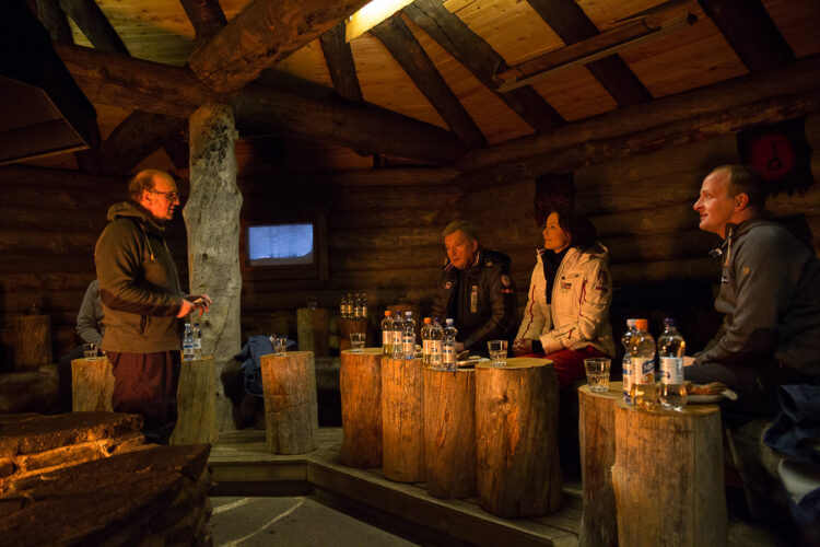  Chairman Pekka T. Alanen (left) and Executive Manager Eki Karlsson (right) present the activities of Suomen Latu (the Finnish Outdoor Association) at the Kiilopää Fell Centre. Exercise in Finland and encouraging Finns to get off the sofa were discussed in the Maahinen turf hut. Photo: Matti Porre/Office of the President of the Republic of Finland
