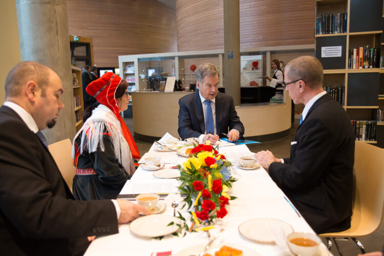  Meeting with Mayor of Inari Pentti Tarvainen, Chair of the Town Council Anu Avaskari, and County Governor of the Region of Lapland Mika Riipi at the Sajos library. Photo: Matti Porre/Office of the President of the Republic of Finland
