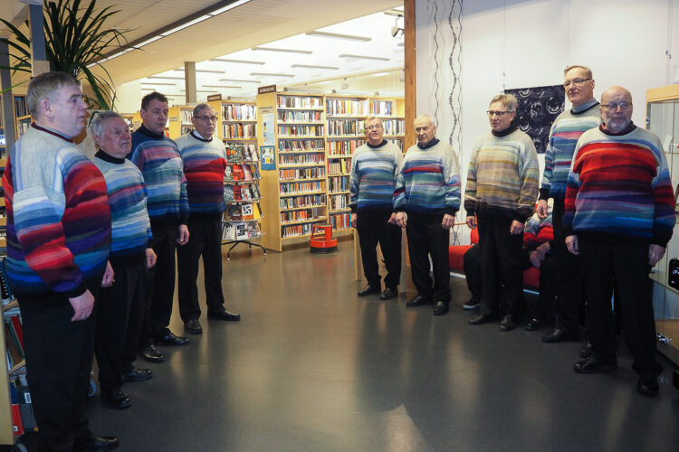  Male choir Ivalon laulumiehet performed Inarinmaa (words and music by Martti Salo) for Mrs Haukio at Inari’s main library. Photo: Katja Keckman/Office of the President of the Republic of Finland
