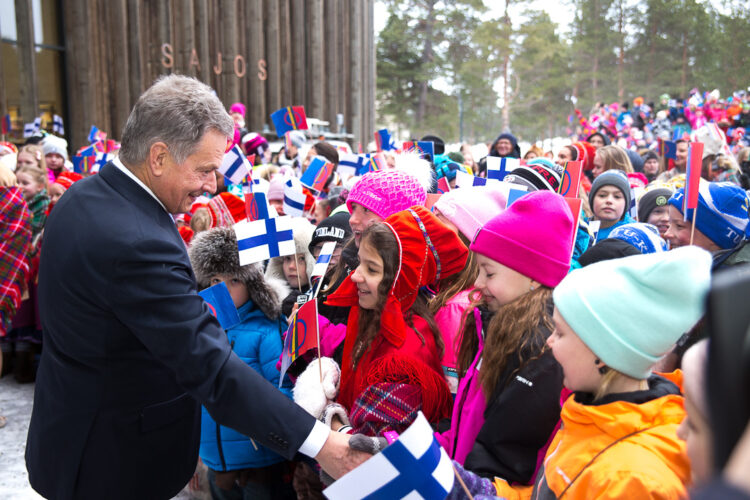  Ennen Sajoksessa järjestettyä SuomiSápmi 100+100 -juhlaa presidenttipari tervehti Inarin koulujen oppilaita. Kuva: Matti Porre/Tasavallan presidentin kanslia 