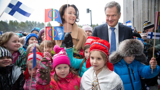  Ennen Sajoksessa järjestettyä SuomiSápmi 100+100 -juhlaa presidenttipari tervehti Inarin koulujen oppilaita. Kuva: Matti Porre/Tasavallan presidentin kanslia 