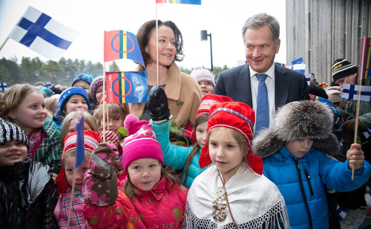  Ennen Sajoksessa järjestettyä SuomiSápmi 100+100 -juhlaa presidenttipari tervehti Inarin koulujen oppilaita. Kuva: Matti Porre/Tasavallan presidentin kanslia 