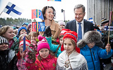  Presidentparet hälsade på barnen före festen SuomiSápmi 100+100 i samekulturcentret Sajos i Enare. Bild: Matti Porre/Republikens presidents kansli 