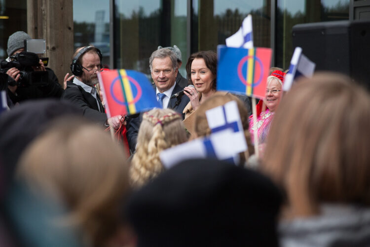  Ennen Sajoksessa järjestettyä SuomiSápmi 100+100 -juhlaa presidenttipari tervehti Inarin koulujen oppilaita. Kuva: Matti Porre/Tasavallan presidentin kanslia 