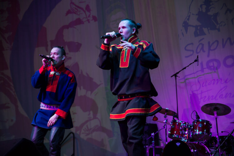  Sámi-language rappers Ailu Valle and Amoc Suomi perform at the #Sápmi 100+100 celebration. “If you are interested in rap after your presidential term, you are welcome to join our act!,” said Ailu Valle. Photo: Matti Porre/Office of the President of the Republic of Finland
