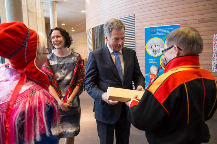  Ordföranden för direktionen för Sameområdets utbildningscentral Veikko Guttorm och lektor Outi Länsman gav en slidkniv i gåva till president Niinistö. I gengäld gav presidenten enligt gammal tradition ett mynt, ’för att vi inte ska bli fiender’, sade Veikko Guttorm. Bild: Matti Porre/Republikens presidents kansli
