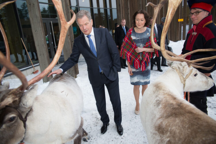  The presidential couple patted reindeer in the yard of Sajos. Photo: Matti Porre/Office of the President of the Republic of Finland 