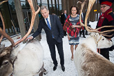  The presidential couple patted reindeer in the yard of Sajos. Photo: Matti Porre/Office of the President of the Republic of Finland 