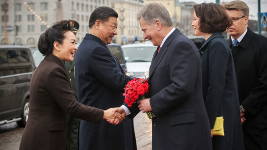 Tervetuloa Suomeen! Presidentti Sauli Niinistö ja rouva Jenni Haukio vastaaottavat  Kiinan presidentti Xi Jinpingin ja rouva Peng Liyuanin valtiovierailulle Presidentinlinnan pihalla 5. huhtikuuta 2017. Kuva: Juhani Kandell/Tasavallan presidentin kanslia