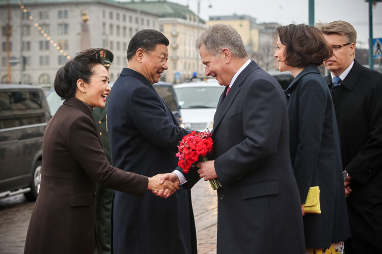 Tervetuloa Suomeen! Presidentti Sauli Niinistö ja rouva Jenni Haukio vastaaottavat  Kiinan presidentti Xi Jinpingin ja rouva Peng Liyuanin valtiovierailulle Presidentinlinnan pihalla 5. huhtikuuta 2017. Kuva: Juhani Kandell/Tasavallan presidentin kanslia