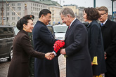  Tervetuloa Suomeen! Presidentti Sauli Niinistö ja rouva Jenni Haukio vastaaottavat  Kiinan presidentti Xi Jinpingin ja rouva Peng Liyuanin valtiovierailulle Presidentinlinnan pihalla 5. huhtikuuta 2017. Kuva: Juhani Kandell/Tasavallan presidentin kanslia