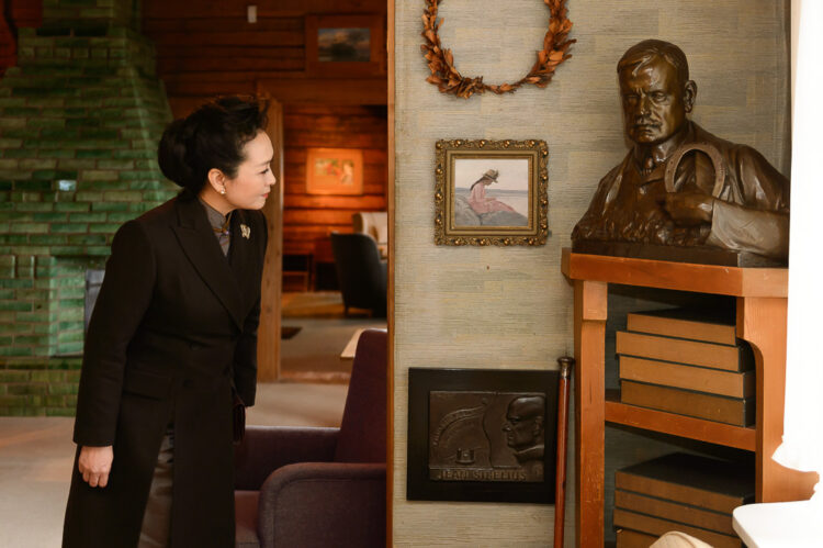 Rouva Peng Liyuan tutkii säveltäjämesterin patsasta Ainolassa. Kuva: Petri Krook