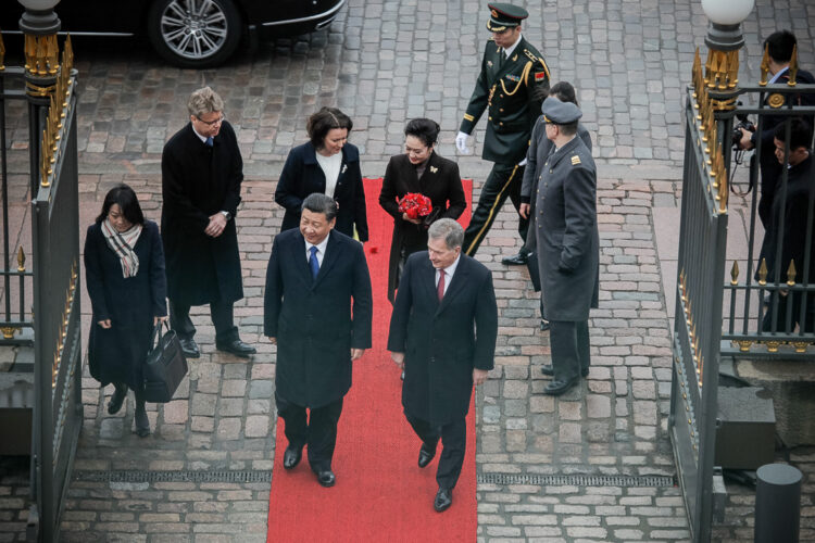  Presidentti Sauli Niinistö ja rouva Jenni Haukio vastaaottavat  Kiinan presidentti Xi Jinpingin ja rouva Peng Liyuanin valtiovierailulle Presidentinlinnan pihalla 5. huhtikuuta 2017. Kuva: Matti Porre /Tasavallan presidentin kanslia 