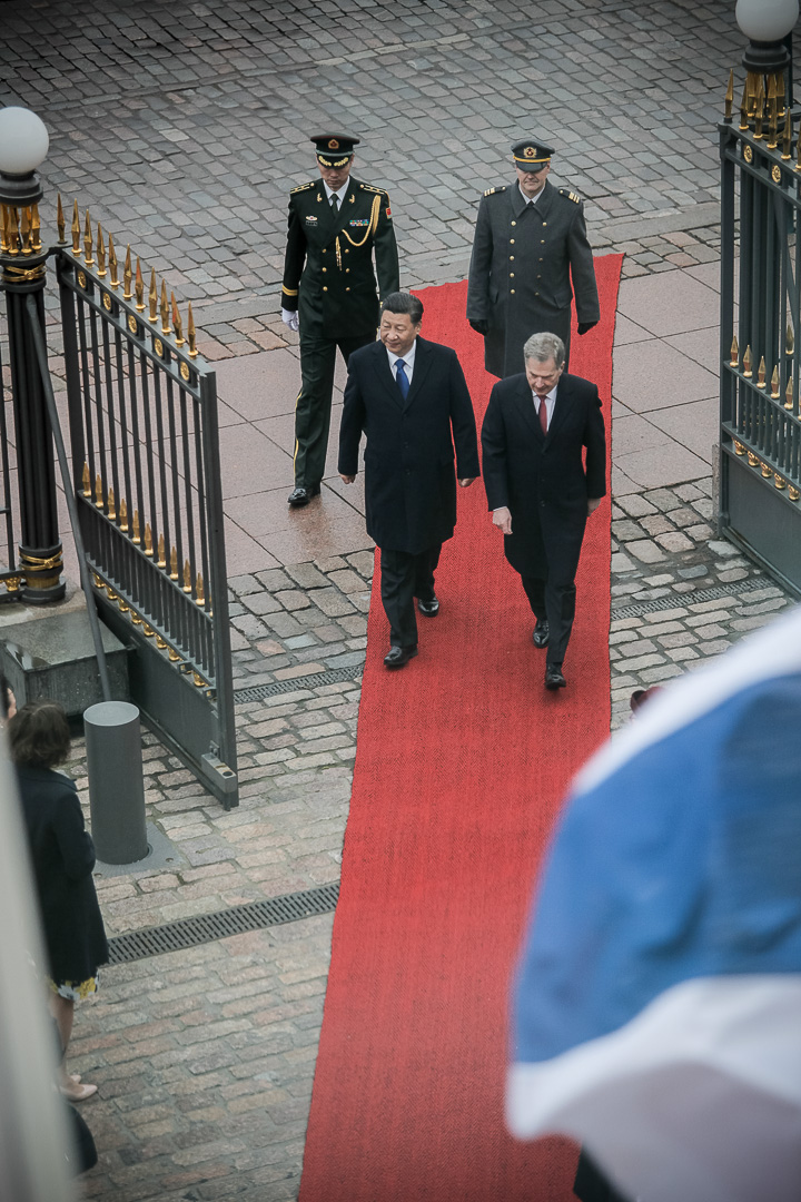  Presidentti Xi ja presidentti Niinistö astuvat Linnan porteista. Kiinan presidentti on vieraillut Suomessa edellisen ja ainoan kerran vuonna 1995. Matti Porre/Tasavallan presidentin kanslia 