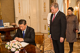  Presidentti Xi kirjoittaa vieraskirjaan. Kuva: Juhani Kandell/Tasavallan presidentin kanslia 