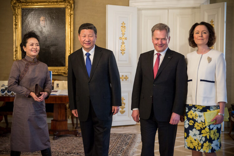  Rouva Peng Liyuan, Kiinan presidentti Xi Jinping, presidentti Sauli Niinistö ja rouva Jenni Haukio Keltaisessa salissa. Matti Porre/Tasavallan presidentin kanslia 