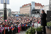 Kuopion torille oli presidenttiparia tapaamaan runsaasti ihmisiä. Presidentti Niinistö muistutti Suomen olevan maailman kärkeä tasa-arvossa sekä tyttöjen ja naisten asemassa. 'Kyllä se tosiasia on, että naiset ovat rakentaneet tästä maasta maailman parasta'. Kuva: Katri Makkonen/Tasavallan presidentin kanslia