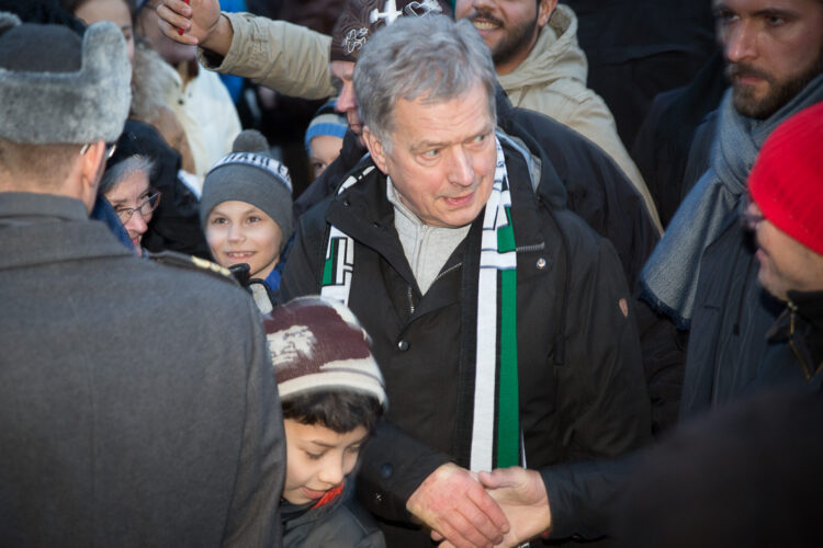 Puheen jälkeen presidentti kierteli torilla keskustelemassa ja kättelemässä kansalaisia. Kuva: Matti Porre/Tasavallan presidentin kanslia