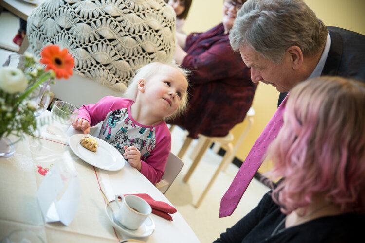 Linnoituksen päiväkodissa nautittiin laskiaistiistain kunniaksi laskiaispullat. Kuva: Matti Porre/Tasavallan presidentin kanslia