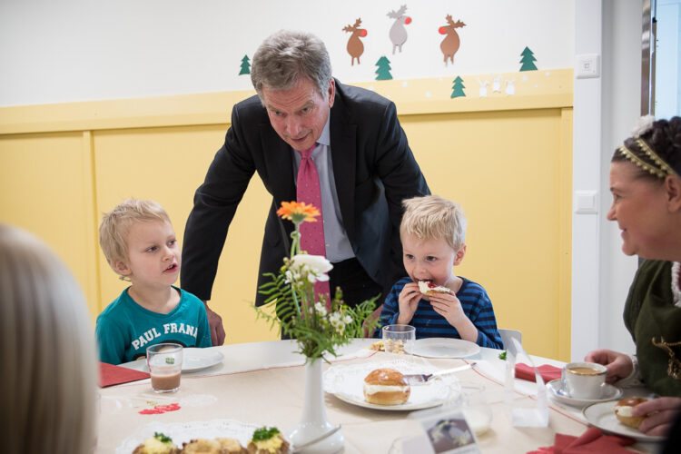 Presidentti kierteli keskustelemassa lasten kanssa. Kuva: Matti Porre/Tasavallan presidentin kanslia