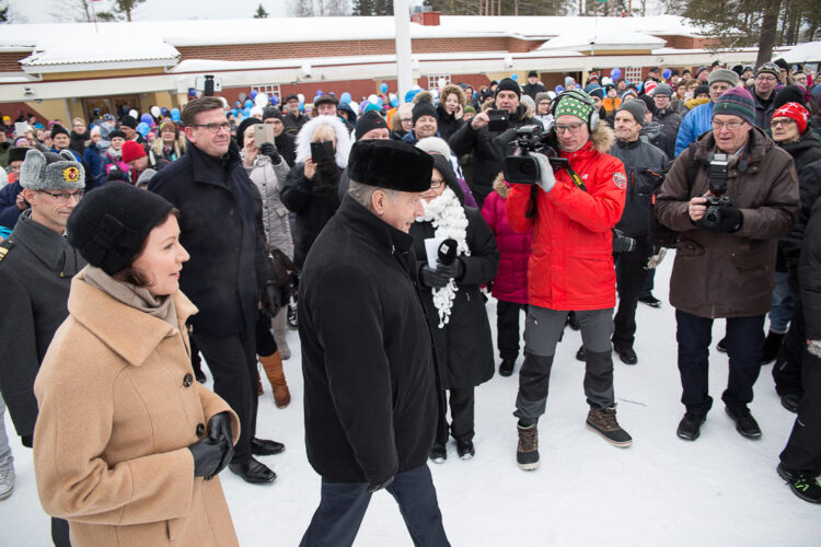  Den andra dagen av sin resa till Lappland började presidentparet med ett träffa lokala invånare i Tervola. På Lapinniemi skolcentrum fylldes gården av närmare tusen personer från spädbarn till pensionärer. Bild: Matti Porre/Republikens presidents kansli
