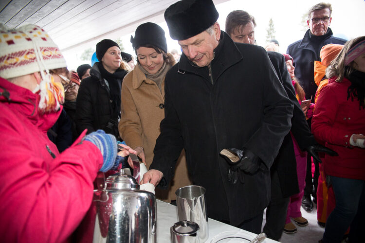  Coffee tasted good in the mild frost. Photo: Matti Porre/Office of the President of the Republic of Finland
