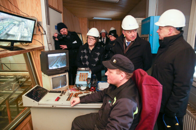  In the sawmill's control room. Photo: Matti Porre/Office of the President of the Republic of Finland
