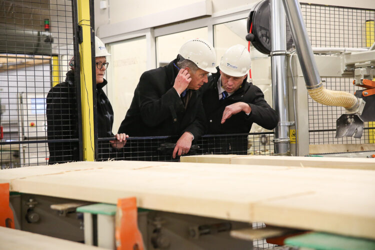  President Niinistö was introduced to the sawmill and planing mill, Tervolan Saha ja Höyläämö Oy. The hosts during the visit were the owners Juha and Lea Kokkonen Photo: Matti Porre/Office of the President of the Republic of Finland
