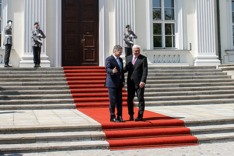  Saksan liittopresidentti Frank-Walter Steinmeier vastaanottaa presidentti Sauli Niinistön Bellevuen linnaan 11. toukokuuta 2017. Kuva: Heini-Tuuli Onnela/Suomen Berliinin-suurlähetystö