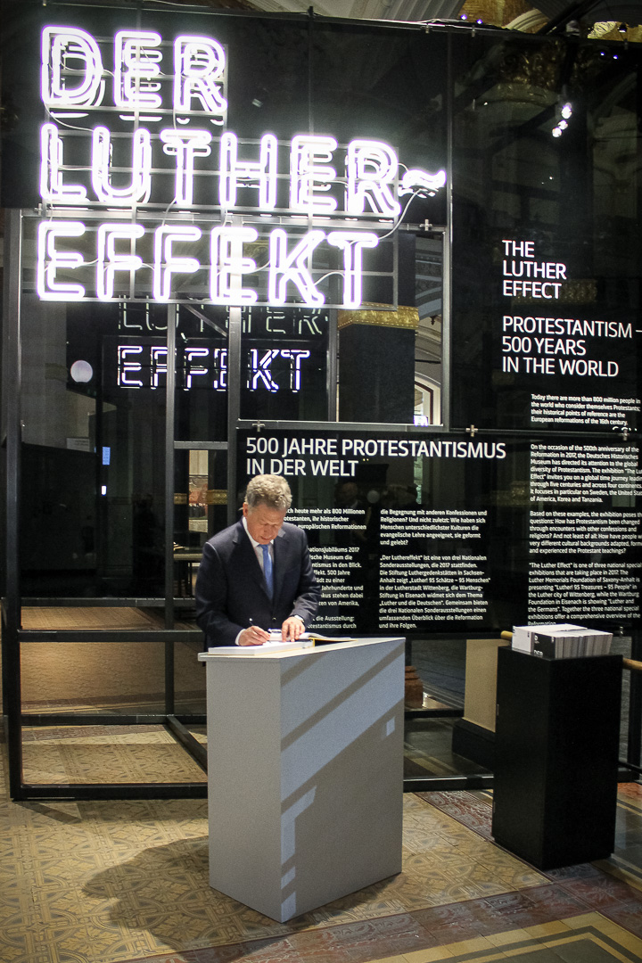 The Luther Effect -näyttelyn vieraskirjan allekirjoitus. Kuva: Heini-Tuuli Onnela/Suomen Berliini-suurlähetystö
