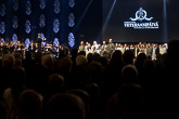  Juhlan lopussa yleisö lauloi Maamme-laulun yhdessä esiintyjien ja juhlakuoron kanssa. Kuva: Matti Porre/Tasavallan presidentin kanslia 
