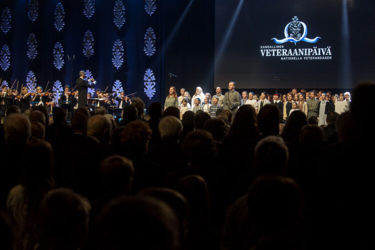  Juhlan lopussa yleisö lauloi Maamme-laulun yhdessä esiintyjien ja juhlakuoron kanssa. Kuva: Matti Porre/Tasavallan presidentin kanslia 