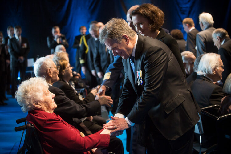  Ennen pääjuhlan alkua presidentti Niinistö ja rouva Haukio tervehtivät kunniamerkin saaneita Lahden seudun veteraaneja. Kuva: Matti Porre/Tasavallan presidentin kanslia 