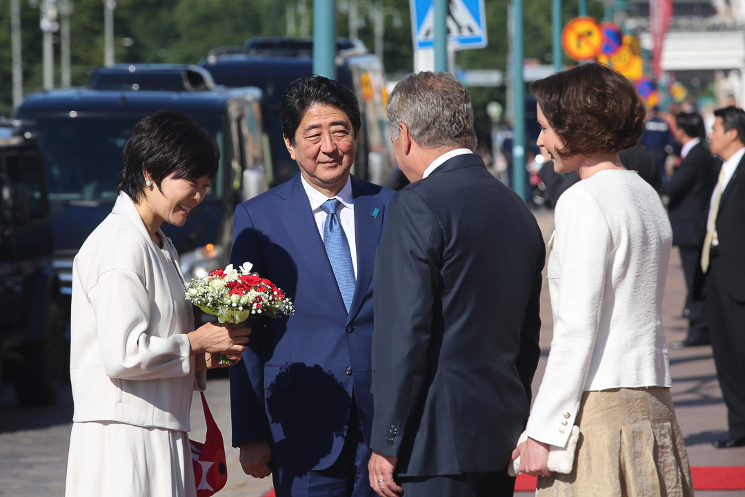 Presidentti Niinistö ja rouva Haukio vastaanottivat Japanin pääministerin Shinzō Aben  ja rouva Akie Aben viralliselle vierailulle.​. Kuva: Juhani Kandell/Tasavallan presidentin kanslia