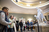 Atriumissa ovat presidenttien rintakuvat ja Walter Runebergin marmoriveistos Psykhe sefyyrien kantamana (1872). Kuva: Matti Porre/Tasavallan presidentin kanslia