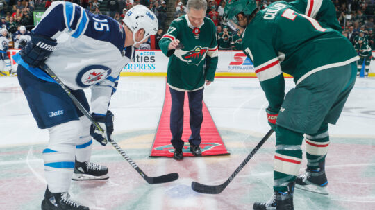 Finnish President Sauli Niinisto takes part in a ceremonial puck drop between Matt Hendricks #15 of the Winnipeg Jets and Matt Cullen #7 of the Minnesota Wild prior to the game at Xcel Energy Center.  kuva: Courtesy of Minnesota Wild/Bruce Kluckhohn